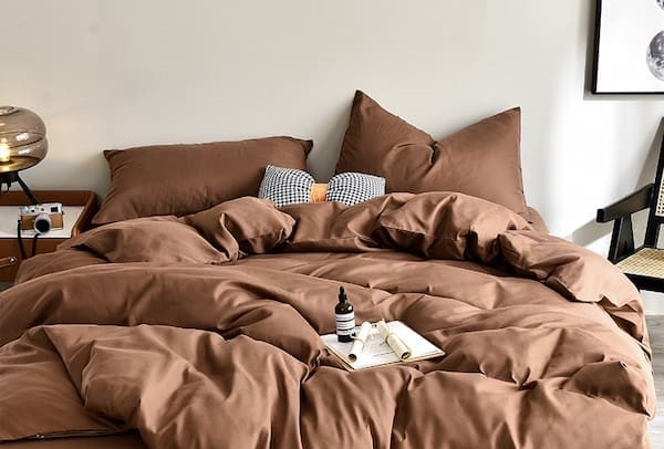 تصویر 3 از رو تختی قهوه‌ ای کلاسیک با طراحی شیک و گرم